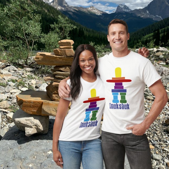 Camiseta Inukshuk en color (Inukshuk rock formation t--shirt.)