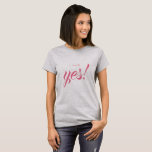 Camiseta Invitación de compromiso dije Sí novia a ser<br><div class="desc">Celebra tu compromiso con esta camiseta gris de moda con el texto '¡Dije Sí!' en caligrafía de escritura elegante y rosa. Una fabulosa camiseta de regalo para la novia. Diseñado exclusivamente para usted por Happy Dolphin Studio. Si necesita ayuda o productos coincidentes,  por favor contáctenos en happydolphinstudio@outlook.com.</div>