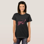 Camiseta Invitación de compromiso dije Sí novia a ser<br><div class="desc">Celebra tu compromiso con esta camiseta negra de moda con el texto '¡Dije Sí!' en caligrafía de escritura elegante y rosa. Una fabulosa camiseta de regalo para la novia. Diseñado exclusivamente para usted por Happy Dolphin Studio. Si necesita ayuda o productos coincidentes,  por favor contáctenos en happydolphinstudio@outlook.com.</div>