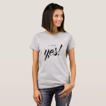 Camiseta Invitación de compromiso dije Sí novia a ser<br><div class="desc">Celebra tu compromiso con esta camiseta gris de moda con el texto '¡Dije Sí!' en caligrafía de escritura elegante y negra. Una fabulosa camiseta de regalo para la novia. Diseñado exclusivamente para usted por Happy Dolphin Studio. Si necesita ayuda o productos coincidentes,  por favor contáctenos en happydolphinstudio@outlook.com.</div>