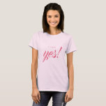 Camiseta Invitación de compromiso dije Sí novia a ser<br><div class="desc">Celebra tu compromiso con esta camiseta rosa pálido de moda con el texto '¡Dije Sí!' en caligrafía de escritura elegante y rosa. Una fabulosa camiseta de regalo para la novia. Diseñado exclusivamente para usted por Happy Dolphin Studio. Si necesita ayuda o productos coincidentes,  por favor contáctenos en happydolphinstudio@outlook.com.</div>