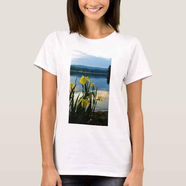 Camiseta Iris amarillo en la orilla del lago (Anverso)