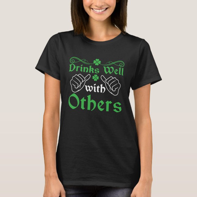 Camiseta Irish  C St Patrick's Day Drinks Well With Others (Anverso)