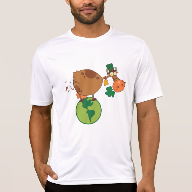 Camiseta Irish Leprechaun Cow Standing on Planet Earth (Anverso)