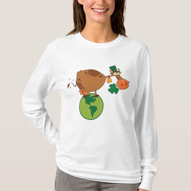 Camiseta Irish Leprechaun Cow Standing on Planet Earth (Anverso)