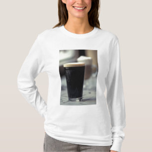 Camiseta Irlanda. Pinta de cerveza negra.