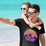 Camiseta Isla Tropical Familia Viaje Playa Personalizado Pa<br><div class="desc">Guay combina camisetas de vacaciones familiares para que un padre o un hermano se pongan en un crucero por la isla. Delante de una puesta de sol en la playa rosa de bonito hay bonitas palmeras. Perfecto personalizado para su viaje de verano al mar.</div>
