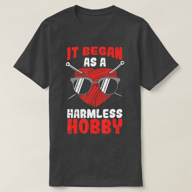 Camiseta It Began As A Harmless Hobby Crochet Knitting Croc (Diseño del anverso)