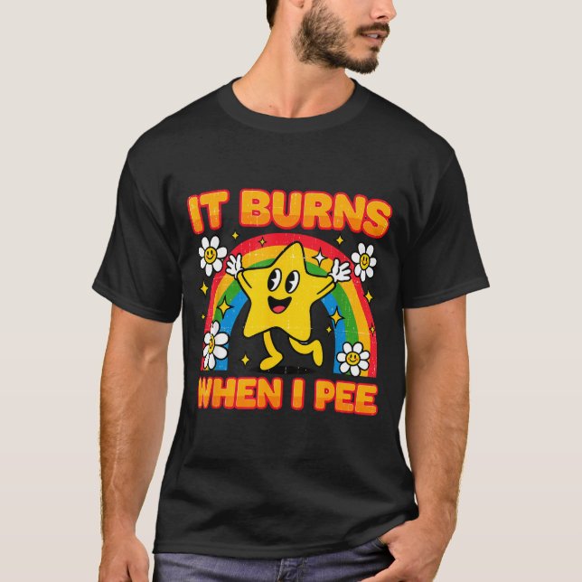 Camiseta It Burns When I Pee Y2k Ironic Sarcastic Saying Em (Anverso)