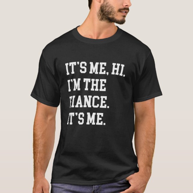 Camiseta It s Me Hi I m The Fiance Its Me Boyfriend Fiance  (Anverso)