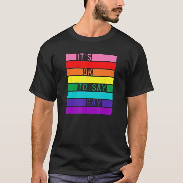 Camiseta It s OK To Say Gay LGBTQ Rainbow Flag LGBTQIA+ Pri (Anverso)