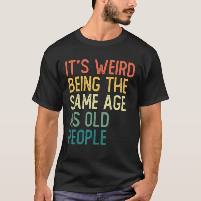 Camiseta It s Weird Being The Same Age As Old People Retro  (Anverso)