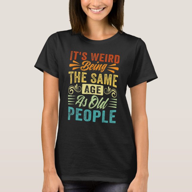 Camiseta It s Weird Being The Same Age As Old People Retro  (Anverso)