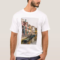 Italia, Burano. Casas coloridas alineadas
