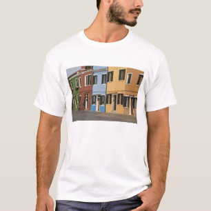 Camiseta Italia, Burano. Colorida fila de casas y vacías