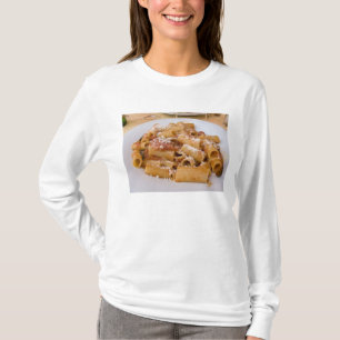 Camiseta Italia, Positano. Plato de exhibición de rigatoni.