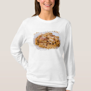 Camiseta Italia, Positano. Plato de rigatoni presentado.
