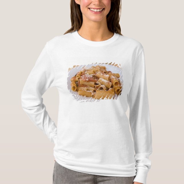 Camiseta Italia, Positano. Plato de rigatoni presentado. (Anverso)