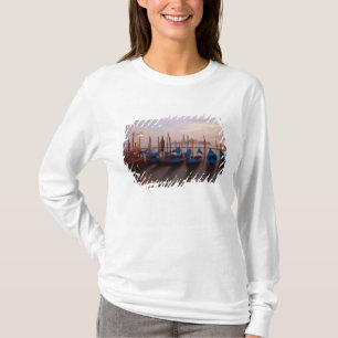 Camiseta Italia, Venecia. Gondolas ancladas al anochecer.