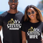 Camiseta It's Giving Husband Just Married Honeymoon Wedding<br><div class="desc">Ropa blanca negra y dorada con la camiseta de "Se da a un marido" para un novio. Ideal para una fiesta de soltera,  luna de miel,  aniversario o uso diario para una esposa orgullosa. Personalízalo con tu apellido o cambia de color.</div>