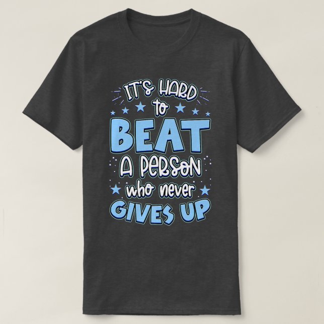Camiseta It's Hard Beat A Person Who Never Gives Up Motivat (Diseño del anverso)