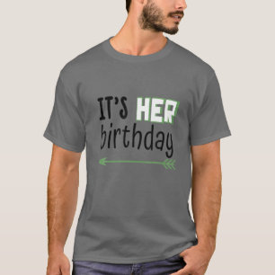 Camiseta It's Her Birthday (Arrow Pointing) Humor Saying Bo