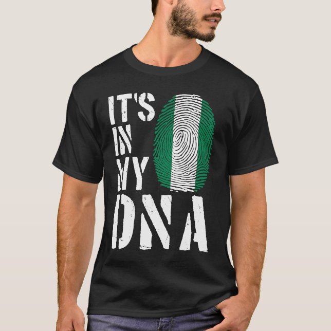 Camiseta It's In My DNA Nigerian Flag Fingerprint BHM Afro  (Anverso)