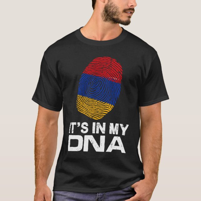 Camiseta IT'S MY DNA IN flag national pride fingerprint Arm (Anverso)