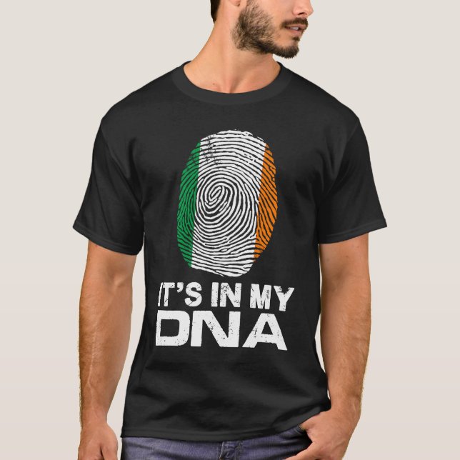 Camiseta IT'S MY DNA IN Flag National Pride Fingerprint Ire (Anverso)