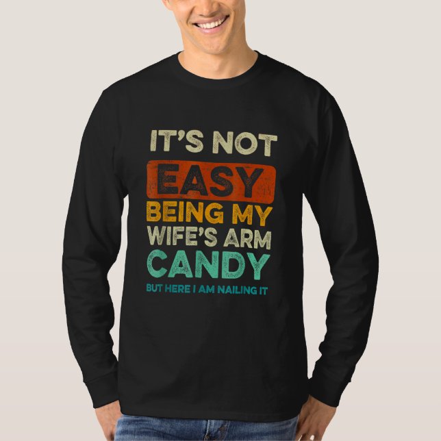 Camiseta Its Not Easy Being My Wife s Arm Candy  Fathers Da (Anverso)