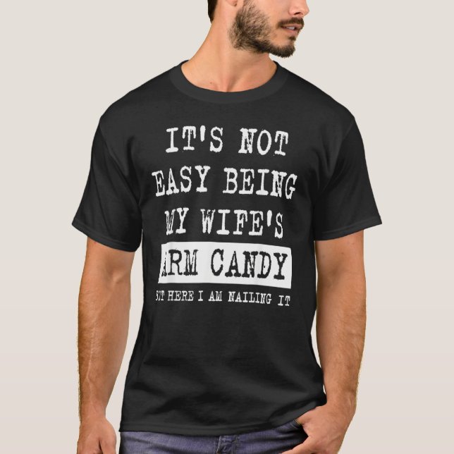 Camiseta Its Not Easy Being My Wife s Arm Candy  Fathers Da (Anverso)