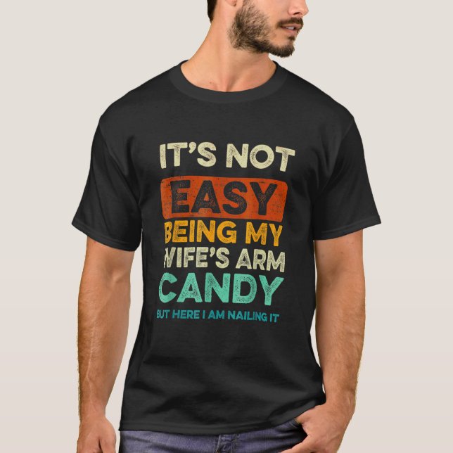 Camiseta Its Not Easy Being My Wife s Arm Candy  Fathers Da (Anverso)