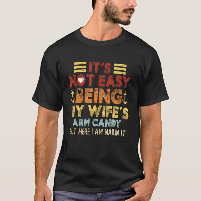 Camiseta Its Not Easy Being My Wife s Arm Candy  Fathers Da (Anverso)