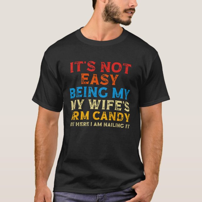 Camiseta Its Not Easy Being My Wife s Arm Candy  Fathers Da (Anverso)