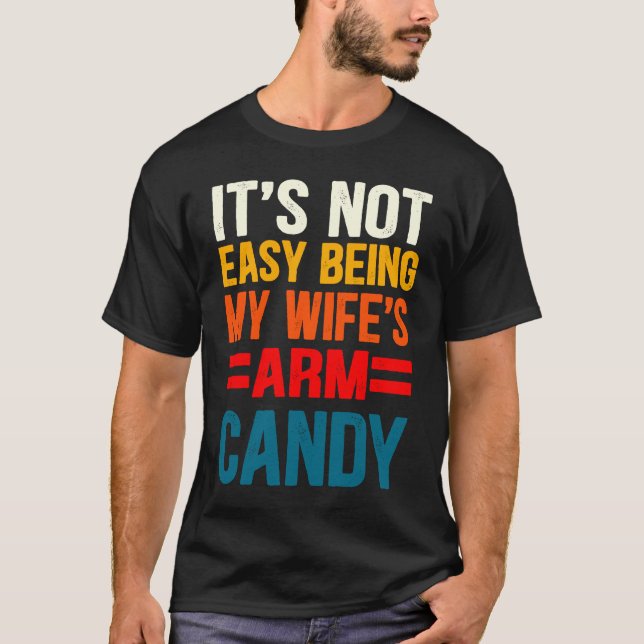 Camiseta It's Not Easy Being My Wife's Arm Candy (Anverso)