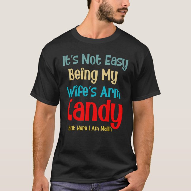 Camiseta It's Not Easy Being My Wife's Arm Candy But Here I (Anverso)