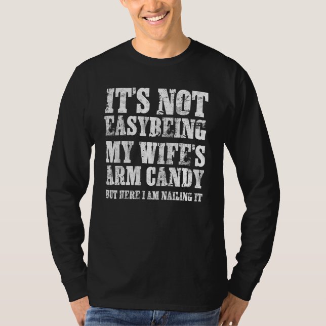 Camiseta Its Not Easy Being My Wife's Arm Candy Funny Fathe (Anverso)