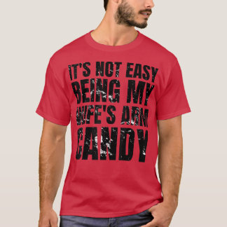 Camiseta Its Not Easy Being My Wifes Arm Candy Funny Saying