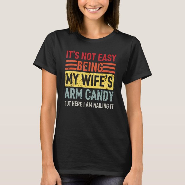 Camiseta It's Not Easy Being My Wife's Arm Candy Here I Am  (Anverso)