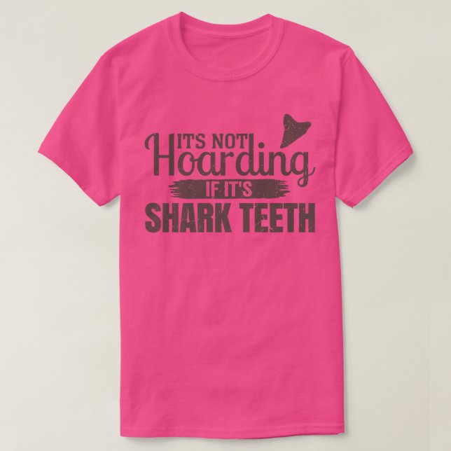Camiseta It's Not Hoarding If It's Shark Teeth - Fossil Too (Diseño del anverso)