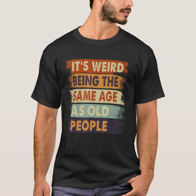 Camiseta It's Weird Being The Same Age As Old People Retro  (Anverso)