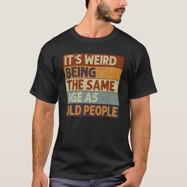 Camiseta It's Weird Being The Same Age As Old People Saying (Anverso)