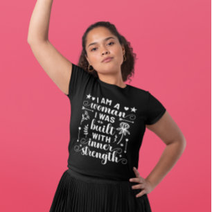 Camiseta IWD Soy Una Mujer Que Fue Construida Con Fuerza In