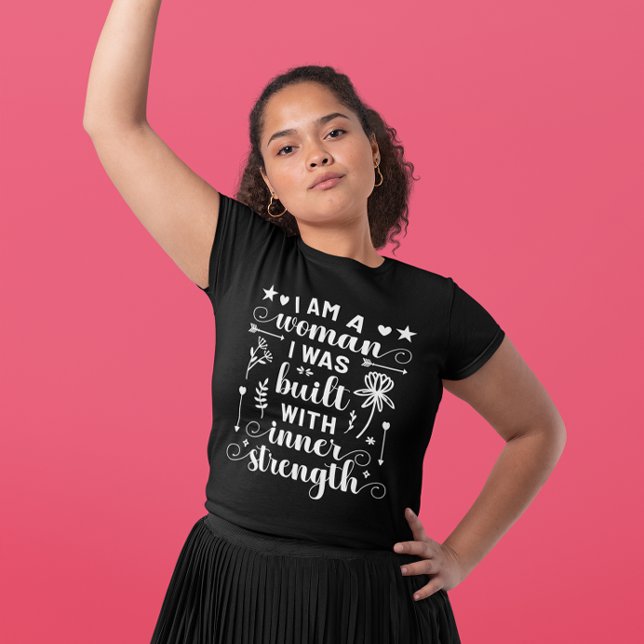 Camiseta IWD Soy Una Mujer Que Fue Construida Con Fuerza In (Subido por el creador)