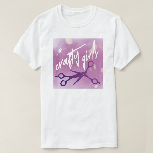 Camiseta IYKYK Subtle Sapphic, wlw, Crafty Girls Scissors (Diseño del anverso)