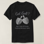 Camiseta Jánuca Dreidels falso Gelt conseguido divertido de<br><div class="desc">¿Gelt conseguido? Esta camisa divertida de Jánuca en sombras de gris plateados añadirá una poca chispa a su festival de luces. El Dreidel es uno de los símbolos más bien conocidos de Chanukah y este diseño de Dreidel del doble es mis ilustraciones originales ofrecidas exclusivamente en mi tienda aquí en...</div>