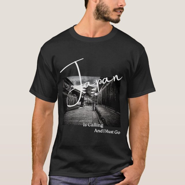 Camiseta Japón llama y debo ir a foto en blanco y negro (Anverso)