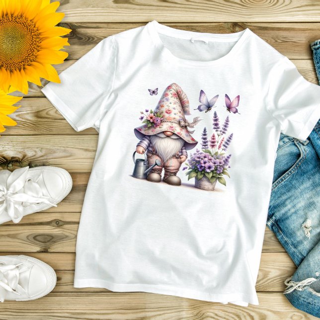 Camiseta Jardín Gnome Flores Lavender Regalo para mujeres (Garden Gnome with Purple Flowers butterflies, lavender and a watering can)