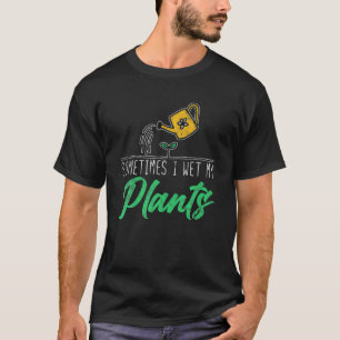 Camiseta Jardinería divertida a veces me mojo la hierba de 