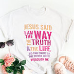 Camiseta Jesús<br><div class="desc">Camiseta cristiana con el verso bíblico de Juan 14:6 Jesús le dijo: "Soy el camino, la verdad y la vida. Nadie puede venir al Padre excepto a través de mí". Los versos están en colores rojo y rosado naranja y en caligrafía mixta y tipografía minimalista. Este diseño moderno y moderno...</div>